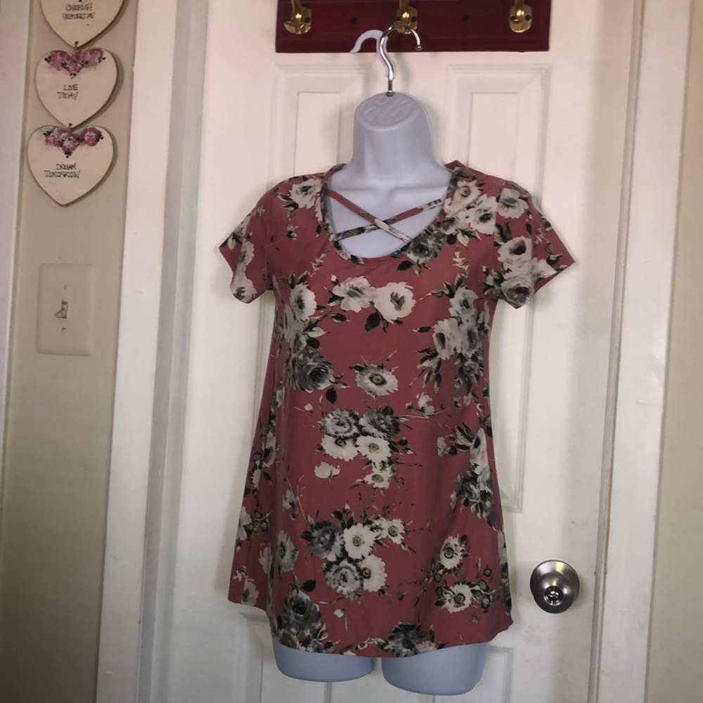 Woman’s blouse - Picture 2 of 3